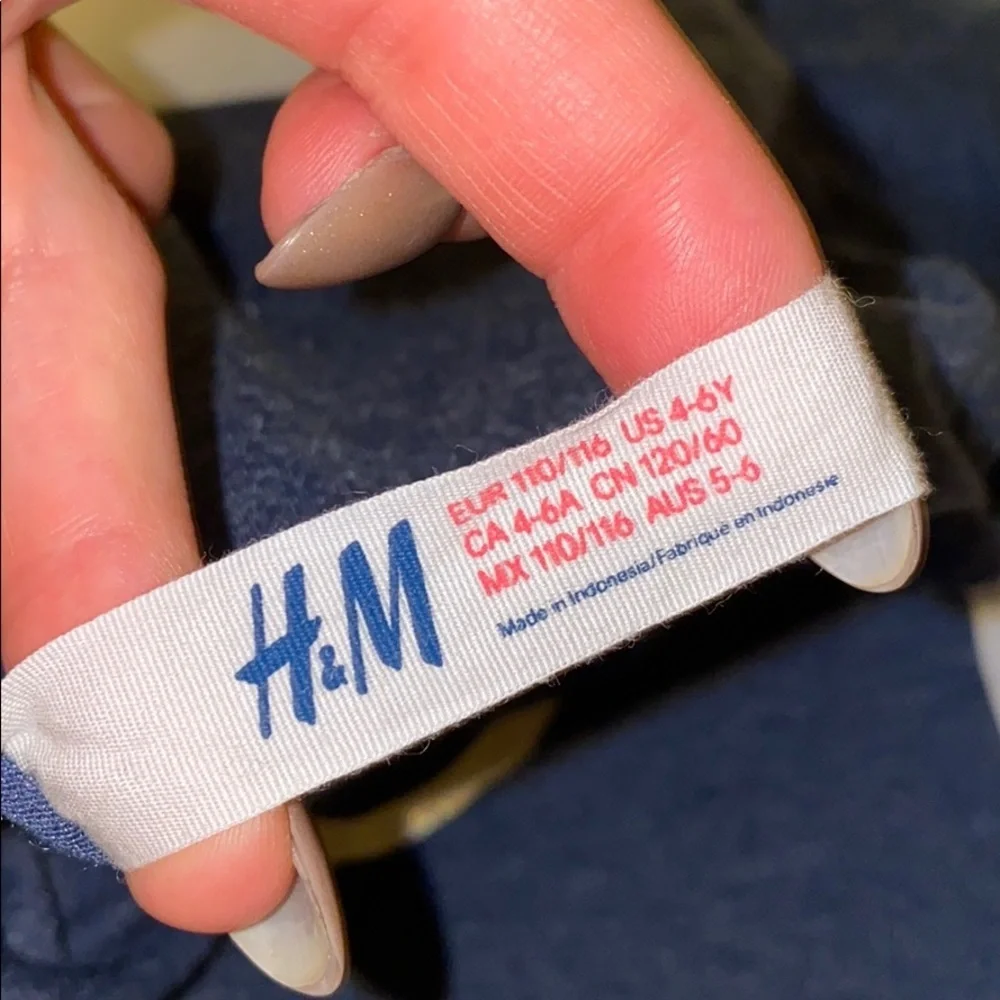 H&M share an apple navy blue longsleeve shirt 4-6y​​